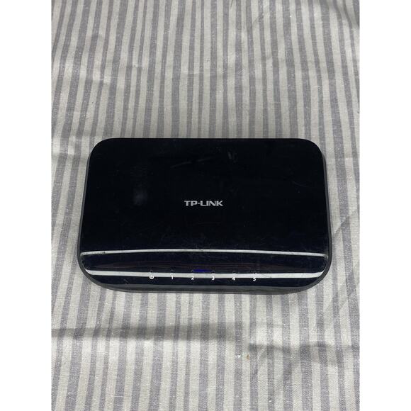 TP-LINK TL-SG1005D 5-Port Gigabit Desktop Switch Working - Picture 1 of 6